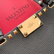 新品上架 (大号)VALENTNO GARAVANI ROCKSTUD 迷你粒面小牛皮手袋 这款手袋配有 新品上架 (大号)VALENTNO GARAVANI ROCKSTUD 迷你粒面小牛皮手袋 这款手袋配有