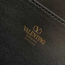 新品上架 (大号)VALENTNO GARAVANI ROCKSTUD 迷你粒面小牛皮手袋 这款手袋配有 新品上架 (大号)VALENTNO GARAVANI ROCKSTUD 迷你粒面小牛皮手袋 这款手袋配有