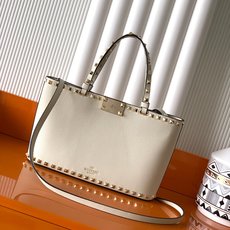 新品上架 (大号)VALENTNO GARAVANI ROCKSTUD 迷你粒面小牛皮手袋 这款手袋配有 新品上架 (大号)VALENTNO GARAVANI ROCKSTUD 迷你粒面小牛皮手袋 这款手袋配有