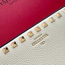 新品上架 (大号)VALENTNO GARAVANI ROCKSTUD 迷你粒面小牛皮手袋 这款手袋配有 新品上架 (大号)VALENTNO GARAVANI ROCKSTUD 迷你粒面小牛皮手袋 这款手袋配有