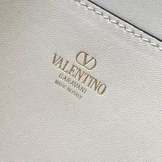 新品上架 (大号)VALENTNO GARAVANI ROCKSTUD 迷你粒面小牛皮手袋 这款手袋配有 新品上架 (大号)VALENTNO GARAVANI ROCKSTUD 迷你粒面小牛皮手袋 这款手袋配有