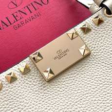 新品上架 (大号)VALENTNO GARAVANI ROCKSTUD 迷你粒面小牛皮手袋 这款手袋配有 新品上架 (大号)VALENTNO GARAVANI ROCKSTUD 迷你粒面小牛皮手袋 这款手袋配有