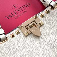 新品上架 (大号)VALENTNO GARAVANI ROCKSTUD 迷你粒面小牛皮手袋 这款手袋配有 新品上架 (大号)VALENTNO GARAVANI ROCKSTUD 迷你粒面小牛皮手袋 这款手袋配有