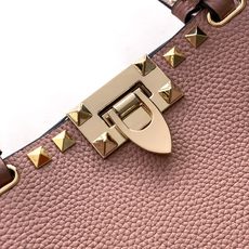 新品上架 (大号)VALENTNO GARAVANI ROCKSTUD 迷你粒面小牛皮手袋 这款手袋配有 新品上架 (大号)VALENTNO GARAVANI ROCKSTUD 迷你粒面小牛皮手袋 这款手袋配有