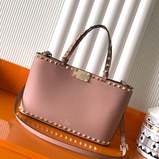 新品上架 (大号)VALENTNO GARAVANI ROCKSTUD 迷你粒面小牛皮手袋 这款手袋配有 新品上架 (大号)VALENTNO GARAVANI ROCKSTUD 迷你粒面小牛皮手袋 这款手袋配有