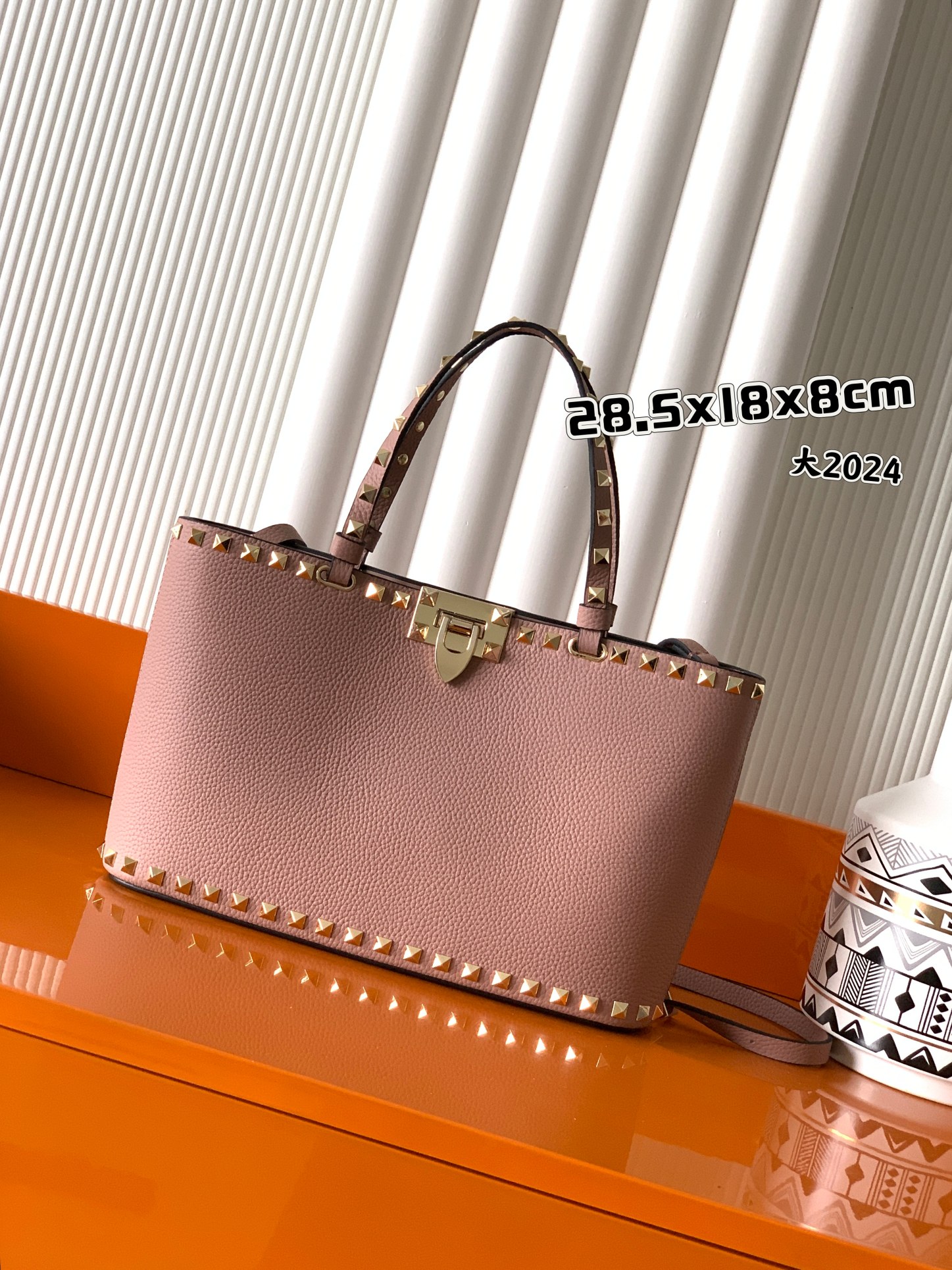 新品上架 （大号）VALENTNO GARAVANI ROCKSTUD 迷你粒面小牛皮手袋 这款手袋配有