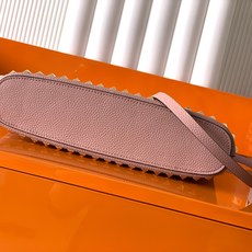 新品上架 (大号)VALENTNO GARAVANI ROCKSTUD 迷你粒面小牛皮手袋 这款手袋配有 新品上架 (大号)VALENTNO GARAVANI ROCKSTUD 迷你粒面小牛皮手袋 这款手袋配有