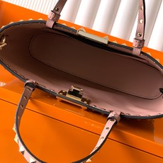 新品上架 (大号)VALENTNO GARAVANI ROCKSTUD 迷你粒面小牛皮手袋 这款手袋配有 新品上架 (大号)VALENTNO GARAVANI ROCKSTUD 迷你粒面小牛皮手袋 这款手袋配有