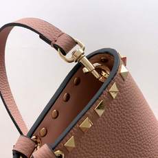 新品上架 (大号)VALENTNO GARAVANI ROCKSTUD 迷你粒面小牛皮手袋 这款手袋配有 新品上架 (大号)VALENTNO GARAVANI ROCKSTUD 迷你粒面小牛皮手袋 这款手袋配有