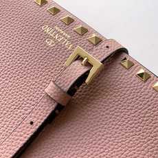 新品上架 (大号)VALENTNO GARAVANI ROCKSTUD 迷你粒面小牛皮手袋 这款手袋配有 新品上架 (大号)VALENTNO GARAVANI ROCKSTUD 迷你粒面小牛皮手袋 这款手袋配有
