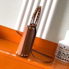 新品上架 (大号)VALENTNO GARAVANI ROCKSTUD 迷你粒面小牛皮手袋 这款手袋配有 新品上架 (大号)VALENTNO GARAVANI ROCKSTUD 迷你粒面小牛皮手袋 这款手袋配有