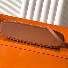 新品上架 (大号)VALENTNO GARAVANI ROCKSTUD 迷你粒面小牛皮手袋 这款手袋配有 新品上架 (大号)VALENTNO GARAVANI ROCKSTUD 迷你粒面小牛皮手袋 这款手袋配有