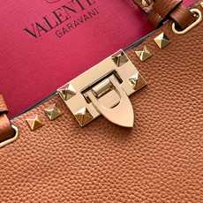 新品上架 (大号)VALENTNO GARAVANI ROCKSTUD 迷你粒面小牛皮手袋 这款手袋配有 新品上架 (大号)VALENTNO GARAVANI ROCKSTUD 迷你粒面小牛皮手袋 这款手袋配有