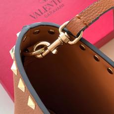 新品上架 (大号)VALENTNO GARAVANI ROCKSTUD 迷你粒面小牛皮手袋 这款手袋配有 新品上架 (大号)VALENTNO GARAVANI ROCKSTUD 迷你粒面小牛皮手袋 这款手袋配有