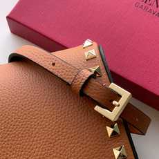 新品上架 (大号)VALENTNO GARAVANI ROCKSTUD 迷你粒面小牛皮手袋 这款手袋配有 新品上架 (大号)VALENTNO GARAVANI ROCKSTUD 迷你粒面小牛皮手袋 这款手袋配有
