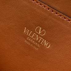 新品上架 (大号)VALENTNO GARAVANI ROCKSTUD 迷你粒面小牛皮手袋 这款手袋配有 新品上架 (大号)VALENTNO GARAVANI ROCKSTUD 迷你粒面小牛皮手袋 这款手袋配有