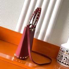 新品上架 (大号)VALENTNO GARAVANI ROCKSTUD 迷你粒面小牛皮手袋 这款手袋配有 新品上架 (大号)VALENTNO GARAVANI ROCKSTUD 迷你粒面小牛皮手袋 这款手袋配有
