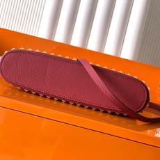 新品上架 (大号)VALENTNO GARAVANI ROCKSTUD 迷你粒面小牛皮手袋 这款手袋配有 新品上架 (大号)VALENTNO GARAVANI ROCKSTUD 迷你粒面小牛皮手袋 这款手袋配有