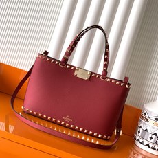 新品上架 (大号)VALENTNO GARAVANI ROCKSTUD 迷你粒面小牛皮手袋 这款手袋配有 新品上架 (大号)VALENTNO GARAVANI ROCKSTUD 迷你粒面小牛皮手袋 这款手袋配有