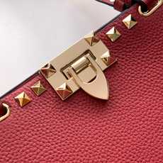 新品上架 (大号)VALENTNO GARAVANI ROCKSTUD 迷你粒面小牛皮手袋 这款手袋配有 新品上架 (大号)VALENTNO GARAVANI ROCKSTUD 迷你粒面小牛皮手袋 这款手袋配有