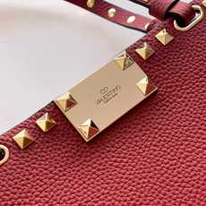 新品上架 (大号)VALENTNO GARAVANI ROCKSTUD 迷你粒面小牛皮手袋 这款手袋配有 新品上架 (大号)VALENTNO GARAVANI ROCKSTUD 迷你粒面小牛皮手袋 这款手袋配有