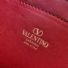 新品上架 (大号)VALENTNO GARAVANI ROCKSTUD 迷你粒面小牛皮手袋 这款手袋配有 新品上架 (大号)VALENTNO GARAVANI ROCKSTUD 迷你粒面小牛皮手袋 这款手袋配有