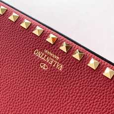 新品上架 (大号)VALENTNO GARAVANI ROCKSTUD 迷你粒面小牛皮手袋 这款手袋配有 新品上架 (大号)VALENTNO GARAVANI ROCKSTUD 迷你粒面小牛皮手袋 这款手袋配有