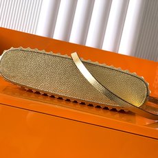 新品上架 (大号)VALENTNO GARAVANI ROCKSTUD 迷你粒面小牛皮手袋 这款手袋配有 新品上架 (大号)VALENTNO GARAVANI ROCKSTUD 迷你粒面小牛皮手袋 这款手袋配有