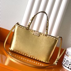 新品上架 (大号)VALENTNO GARAVANI ROCKSTUD 迷你粒面小牛皮手袋 这款手袋配有 新品上架 (大号)VALENTNO GARAVANI ROCKSTUD 迷你粒面小牛皮手袋 这款手袋配有