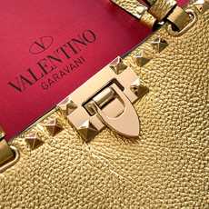 新品上架 (大号)VALENTNO GARAVANI ROCKSTUD 迷你粒面小牛皮手袋 这款手袋配有 新品上架 (大号)VALENTNO GARAVANI ROCKSTUD 迷你粒面小牛皮手袋 这款手袋配有