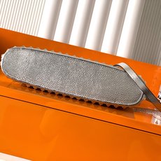 新品上架 (大号)VALENTNO GARAVANI ROCKSTUD 迷你粒面小牛皮手袋 这款手袋配有 新品上架 (大号)VALENTNO GARAVANI ROCKSTUD 迷你粒面小牛皮手袋 这款手袋配有