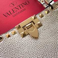 新品上架 (大号)VALENTNO GARAVANI ROCKSTUD 迷你粒面小牛皮手袋 这款手袋配有 新品上架 (大号)VALENTNO GARAVANI ROCKSTUD 迷你粒面小牛皮手袋 这款手袋配有