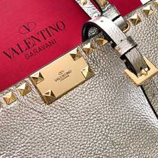 新品上架 (大号)VALENTNO GARAVANI ROCKSTUD 迷你粒面小牛皮手袋 这款手袋配有 新品上架 (大号)VALENTNO GARAVANI ROCKSTUD 迷你粒面小牛皮手袋 这款手袋配有
