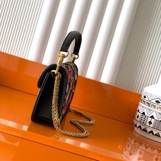 新品 Valentino 走秀限量款 Loco手袋Valentino Garavani Mini Loc 新品 Valentino 走秀限量款 Loco手袋Valentino Garavani Mini Loc