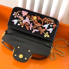 新品 Valentino 走秀限量款 Loco手袋Valentino Garavani Mini Loc 新品 Valentino 走秀限量款 Loco手袋Valentino Garavani Mini Loc