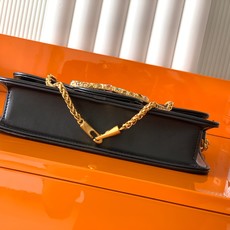 新品 Valentino 走秀限量款 Loco手袋Valentino Garavani Mini Loc 新品 Valentino 走秀限量款 Loco手袋Valentino Garavani Mini Loc