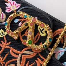 新品 Valentino 走秀限量款 Loco手袋Valentino Garavani Mini Loc 新品 Valentino 走秀限量款 Loco手袋Valentino Garavani Mini Loc