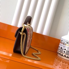 新品 Valentino 走秀限量款 Loco手袋Valentino Garavani Mini Loc 新品 Valentino 走秀限量款 Loco手袋Valentino Garavani Mini Loc