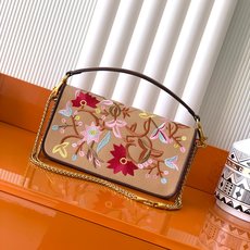 新品 Valentino 走秀限量款 Loco手袋Valentino Garavani Mini Loc 新品 Valentino 走秀限量款 Loco手袋Valentino Garavani Mini Loc