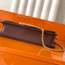 新品 Valentino 走秀限量款 Loco手袋Valentino Garavani Mini Loc 新品 Valentino 走秀限量款 Loco手袋Valentino Garavani Mini Loc