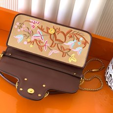 新品 Valentino 走秀限量款 Loco手袋Valentino Garavani Mini Loc 新品 Valentino 走秀限量款 Loco手袋Valentino Garavani Mini Loc