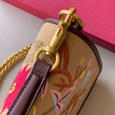 新品 Valentino 走秀限量款 Loco手袋Valentino Garavani Mini Loc 新品 Valentino 走秀限量款 Loco手袋Valentino Garavani Mini Loc
