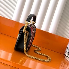 新品 Valentino 走秀限量款 Loco手袋Valentino Garavani Mini Loc 新品 Valentino 走秀限量款 Loco手袋Valentino Garavani Mini Loc