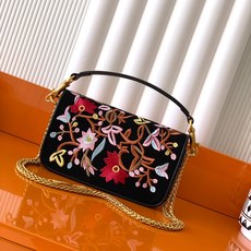 新品 Valentino 走秀限量款 Loco手袋Valentino Garavani Mini Loc 新品 Valentino 走秀限量款 Loco手袋Valentino Garavani Mini Loc