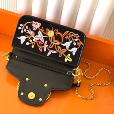 新品 Valentino 走秀限量款 Loco手袋Valentino Garavani Mini Loc 新品 Valentino 走秀限量款 Loco手袋Valentino Garavani Mini Loc