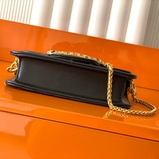 新品 Valentino 走秀限量款 Loco手袋Valentino Garavani Mini Loc 新品 Valentino 走秀限量款 Loco手袋Valentino Garavani Mini Loc