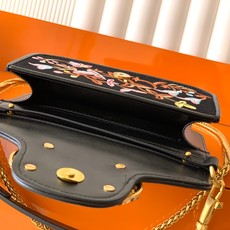 新品 Valentino 走秀限量款 Loco手袋Valentino Garavani Mini Loc 新品 Valentino 走秀限量款 Loco手袋Valentino Garavani Mini Loc