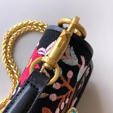 新品 Valentino 走秀限量款 Loco手袋Valentino Garavani Mini Loc 新品 Valentino 走秀限量款 Loco手袋Valentino Garavani Mini Loc