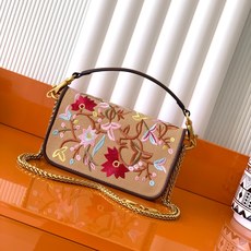 新品 Valentino 走秀限量款 Loco手袋Valentino Garavani Mini Loc 新品 Valentino 走秀限量款 Loco手袋Valentino Garavani Mini Loc