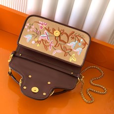 新品 Valentino 走秀限量款 Loco手袋Valentino Garavani Mini Loc 新品 Valentino 走秀限量款 Loco手袋Valentino Garavani Mini Loc